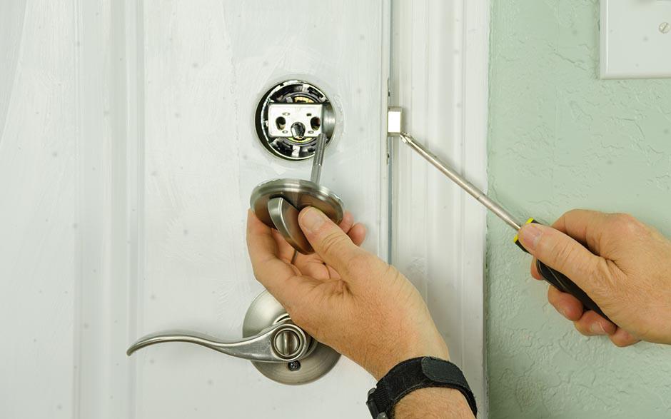 serrurier pour ouverture de porte coincée Lamorlaye